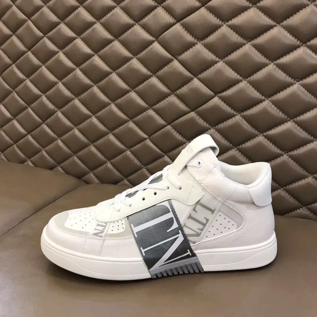 p480 "VALETINO**" new high-top 🆕 calfskin lace-up sneakers. No man should be able to refuse these shoes. The classic color scheme is so handsome! Purchase a high-precision replica of the original version to instantly sell off the market currency! 6 VLTN logo rubber effect straps - Valentino Garavani Logo printed on the back and tongue, all materials are customized to ensure quality! Size: 38-44